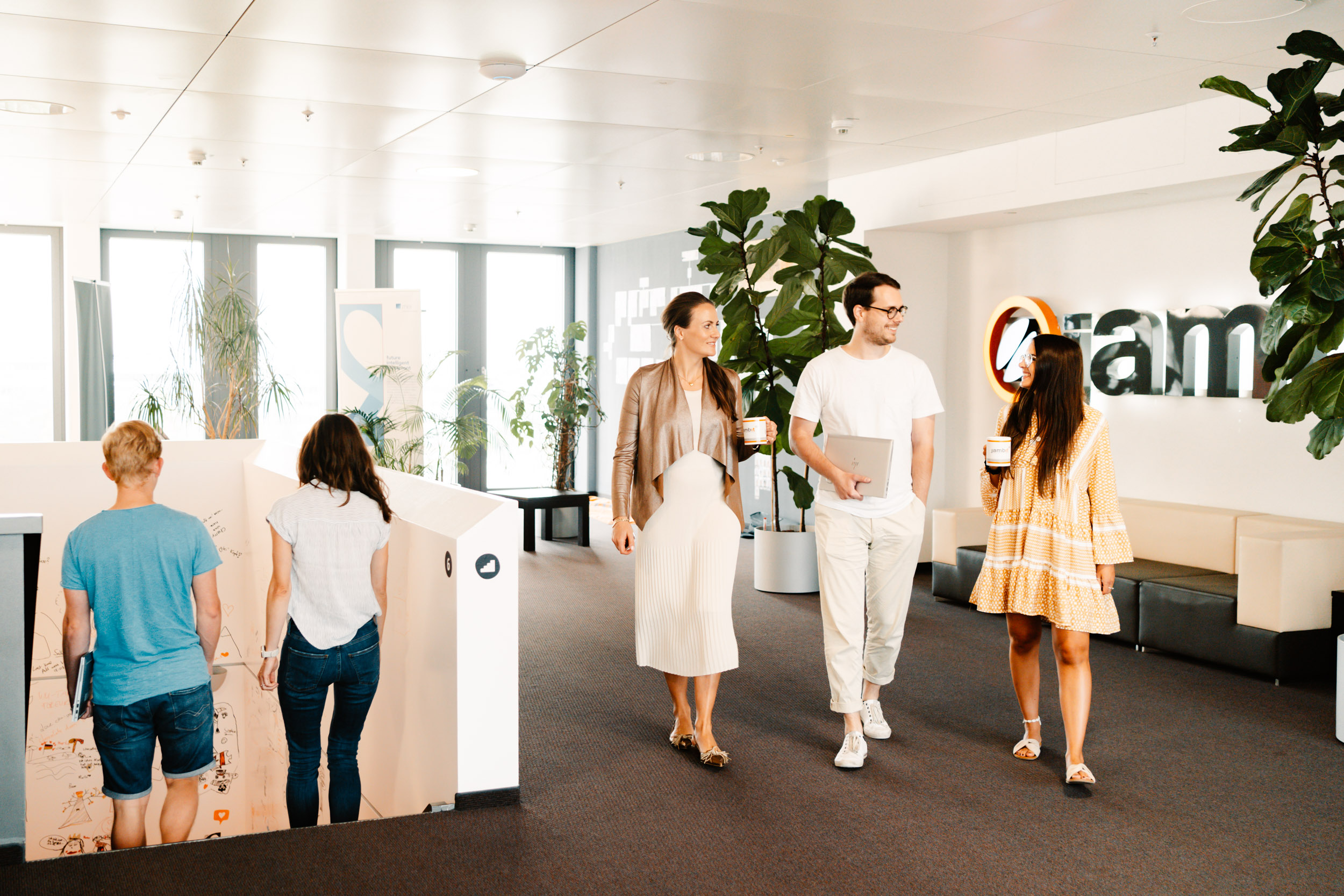 Mitarbeitende von jambit im Büro